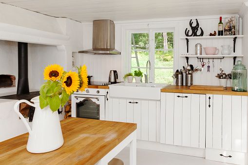 Country kitchen - White Kitchen Cabinets