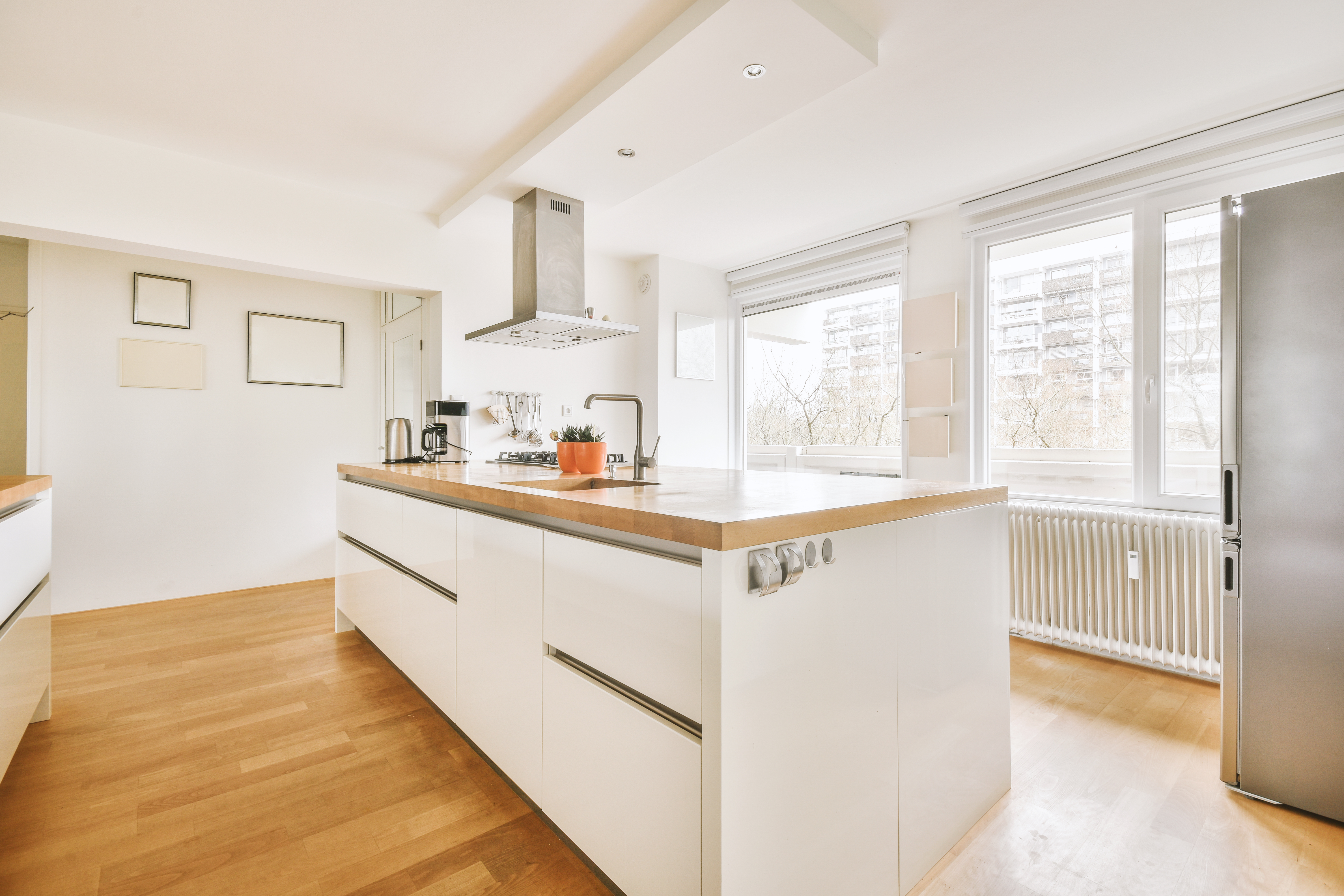 2. Create a focal point with a kitchen island.